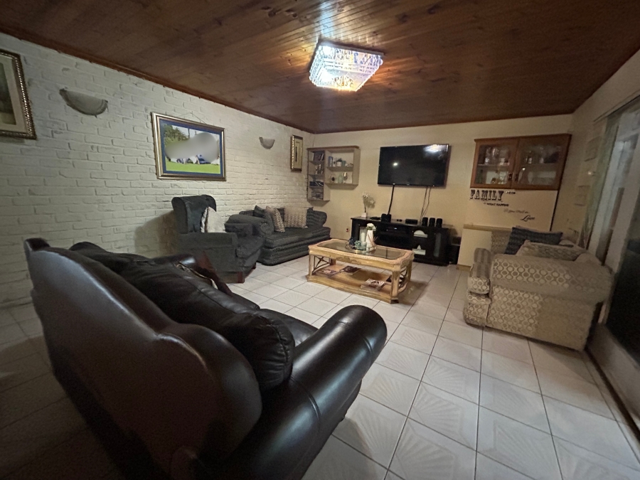 5 Bedroom Property for Sale in Beacon Bay Eastern Cape
